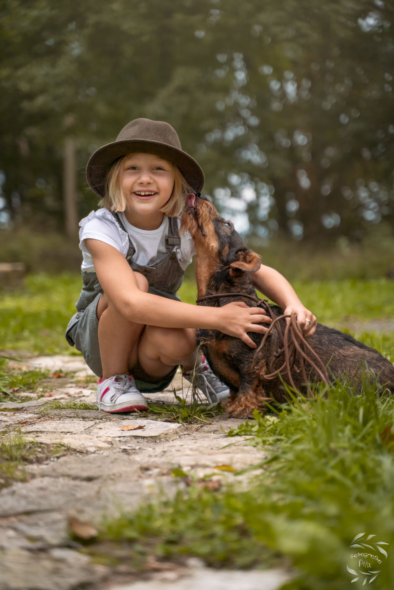 focení s mysliveckou tématikou lovecký pes a dítě přátelství fotografka péťa